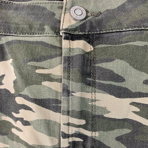 SOLD Kensie Jeans Camo Mini Skirt NWOT Women's Size 12 - Picture 2 of 8